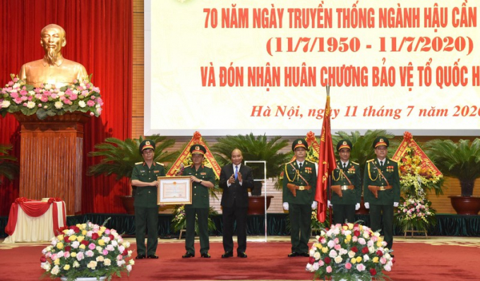 Thay mặt lãnh đạo Đảng, Nhà nước, Thủ tướng Nguyễn Xuân Phúc trao Huân chương Bảo vệ Tổ quốc hạng Nhất cho ngành Hậu cần Quân đội - Ảnh: VGP/Quang Hiếu