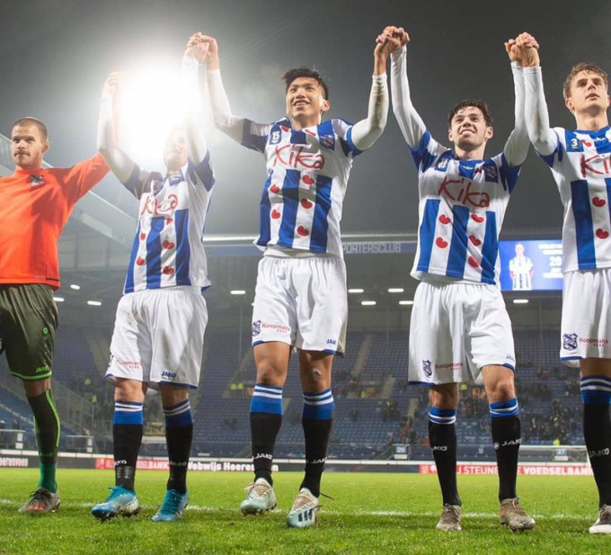 Văn Hậu đã có khoảnh khắc đẹp cùng đồng đội tại Heerenveen