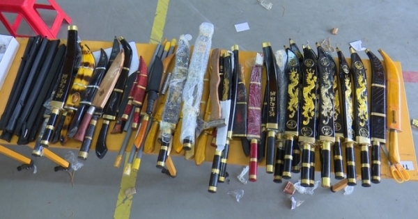 Phát hiện thu giữ nhiều vũ khí, công cụ hỗ trợ chuyển qua đường bưu điện