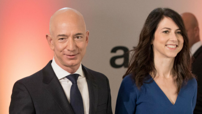 Ông Jeff Bezos và bà MacKenzie.