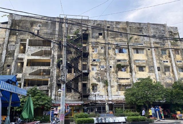 Chung cư Trúc Giang phường 13, quận 4 bê tông bong tróc, ẩm thấp và xuống cấp