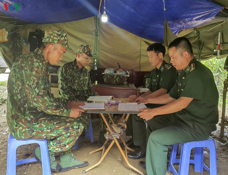 chong nhap canh trai phep, linh bien phong tiep tuc ngu rung, bam nui hinh 9
