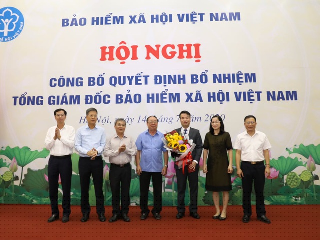 Ông Nguyễn Thế Mạnh - Tổng giám đốc BHXH VN (thứ 3, từ phải sang).