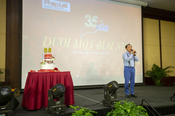 TS Đào Văn Hội, TBT Báo Pháp luật Việt Nam phát biểu tri ân các thế hệ cán bộ, phóng viên của Báo trong Gala