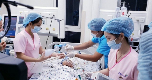 Cặp song sinh dính liền đã được đưa ra khỏi phòng mổ