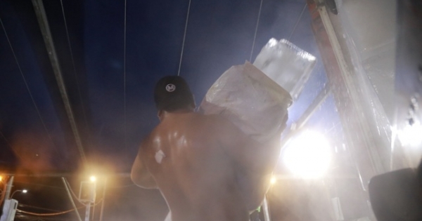 Công nhân vác đá xuyên đêm kiếm 20 triệu đồng mỗi tháng