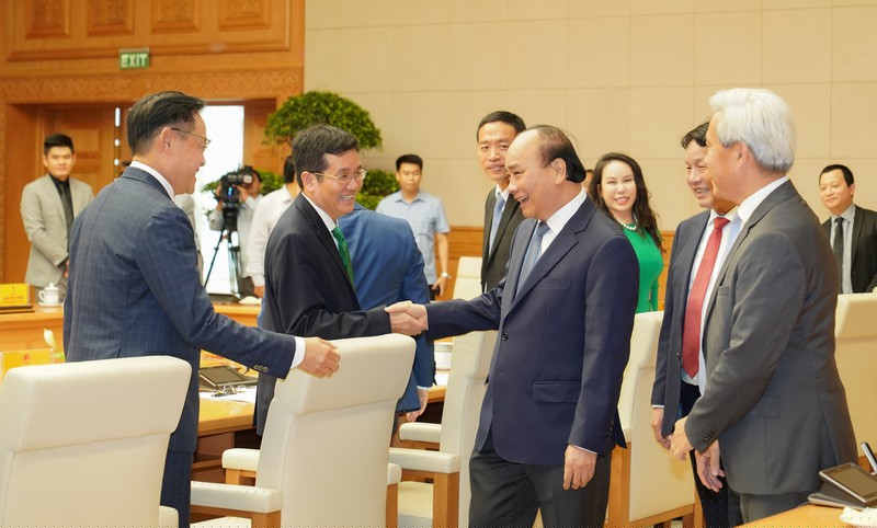  Thủ tướng trò chuyện với các đại biểu. Ảnh: VGP/Quang Hiếu