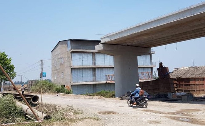 Căn nhà lấn chiếm hành lang lộ giới ở huyện Vĩnh Thạnh. Ảnh: NH