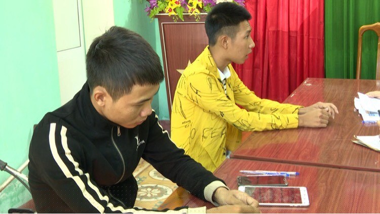 Các đối tượng tại cùng tang vật tại cơ quan Công an