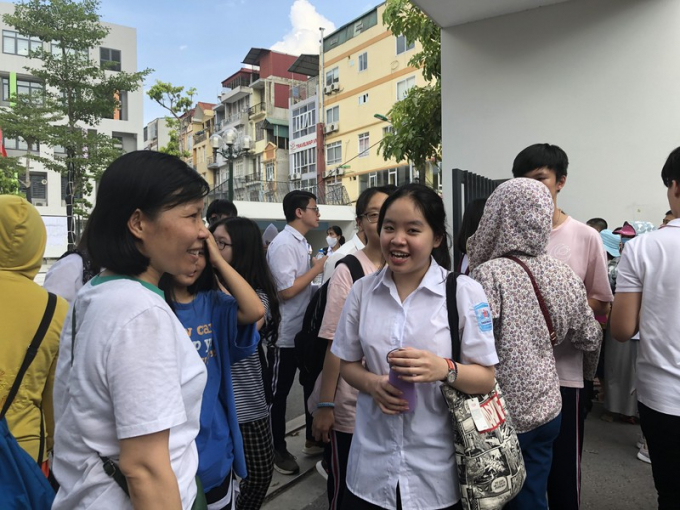 Thí sinh tại điểm thi THCS Yên Hòa (Cầu Giấy, Hà Nội).