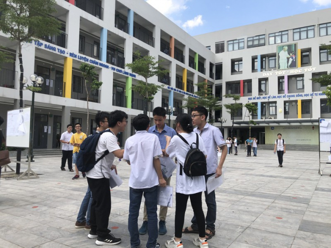 Các em học sinh so đáp án với nhau.