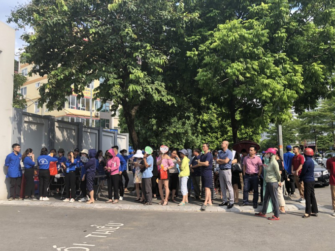 Trong thời gian chờ đợi con thi, các bậc phụ huynh đều lo lắng, sốt ruột, hầu như ai cũng ngồi lại từ lúc đưa con đến trường đi đến lúc kết thúc giữa cái nắng đỉnh điểm của Hà Nội.