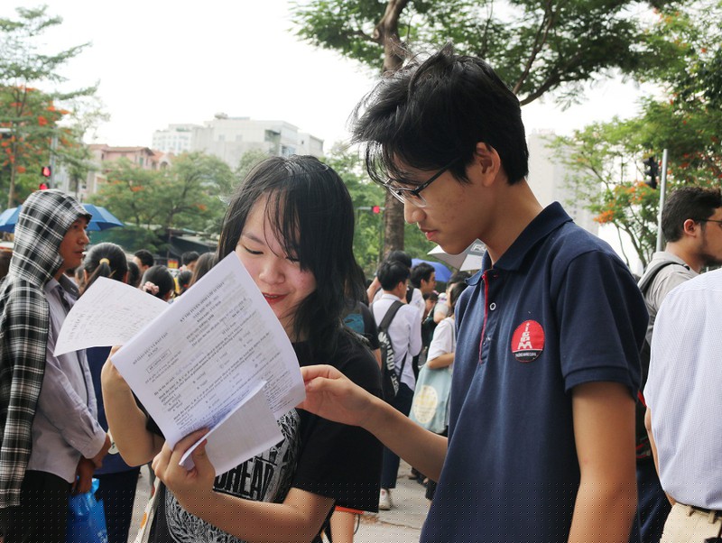 Hai bạn thí sinh tranh thủ so đáp án ngay khi bước ra khỏi phòng thi. 