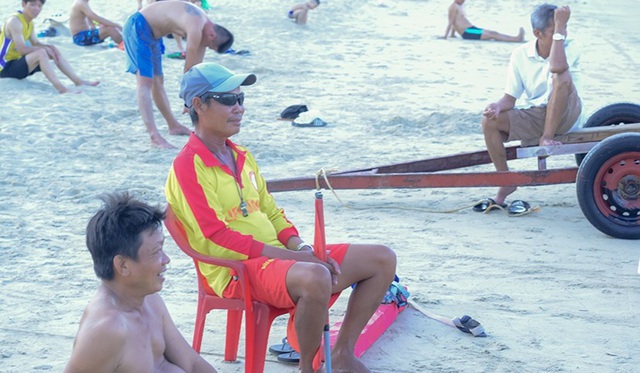 Những người làm nghề cứu hộ bãi biển ở Đà Nẵng - 3