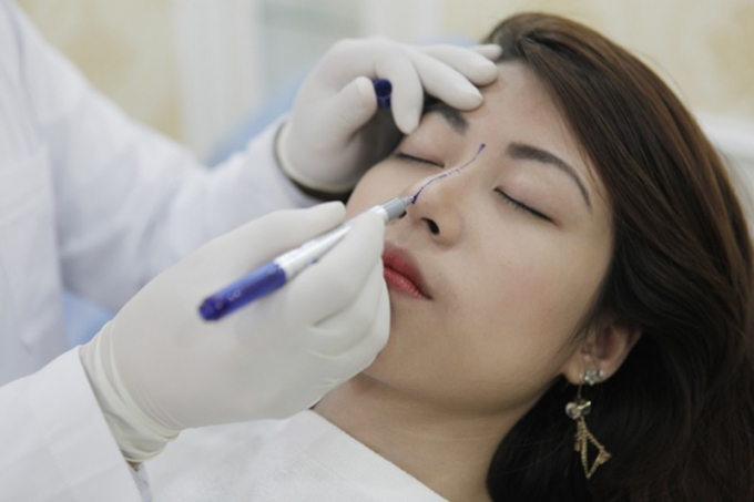 Quà tốt nghiệp trung học điển hình cho một thiếu niên Hàn Quốc chính là gói thẩm mỹ nâng mũi hoặc phẫu thuật tạo hình thẩm mỹ