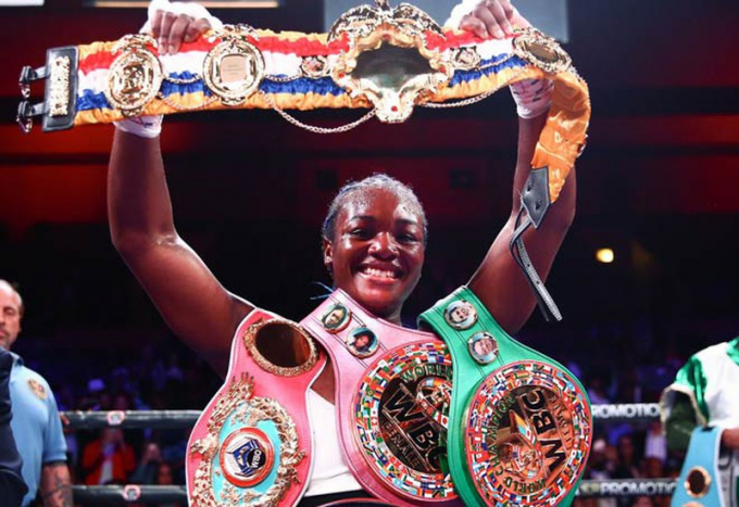 Cô gái vàng Christina Hammer sở hữu cùng lúc 5 chiếc đai vô địch môn quyền anh thế giới.