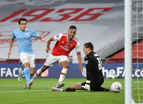 Aubameyang hoàn tất cú đúp ở phút 71 đưa Asenal vào Chung kết FA Cup.