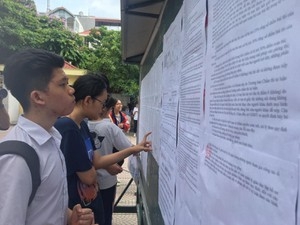 Học sinh Hà Nội thi chuyên Anh bất ngờ nhận thông báo thay đổi địa điểm thi lúc 12h đêm