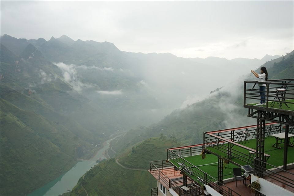 Theo báo cáo của Sở Văn hoá Thể thao và Du lịch Hà Giang, công trình 7 tầng trên đỉnh Mã Pì Lèng không có giấy chứng nhận đầu tư, không có giấy chuyển đổi mục đích đất trồng cây sang đất thổ cư, không có giấy phép xây dựng. Điều đáng nói là, công trình này được xây dựng và đi vào hoạt động khi chưa có sự thẩm định của Bộ VHTTDL theo Luật Di sản văn hoá. Chủ công trình, bà Vũ Ngọc Ánh thừa nhận chưa được chính quyền cấp phép xây dựng. Ảnh: Đăng Huỳnh.