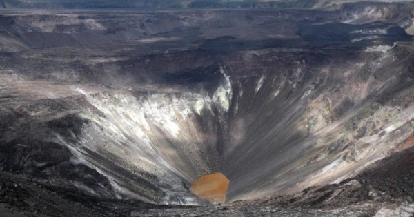 Hồ nước nóng kỳ lạ liên tục phát triển trên miệng núi lửa