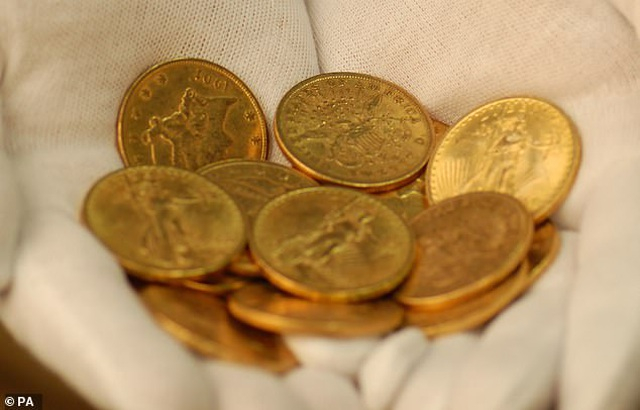 Nhờ cách ly xã hội mà nhiều người... tìm được kho báu (Ảnh: Những đồng tiền vàng từng được một người dân tìm thấy trong hũ thủy tinh chôn trong sân vườn nhà mình)