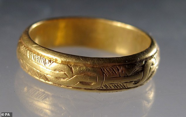 Những chiếc nhẫn vàng có niên đại hàng trăm năm tuổi được người dân Anh tìm thấy trong khu vườn nhà họ trong quá trình đào xới, làm vườn