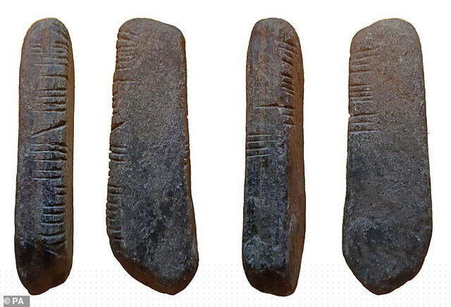 Những phiến đá mang ký tự cổ xưa