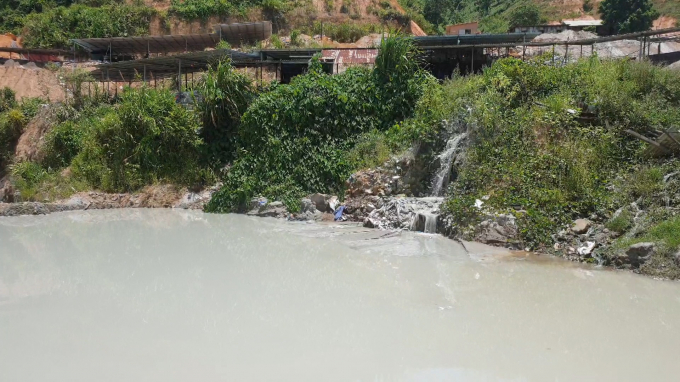 Chất thải từ các bãi vàng chảy vào sông, suối