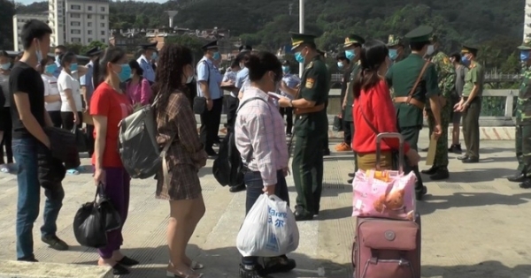 Trao trả 4 người Trung Quốc nhập cảnh trái phép