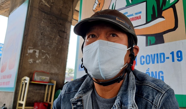 Ông Luỹ theo dõi tình hình an ninh trật tự tại vòng xoay cầu vượt Bình Phước