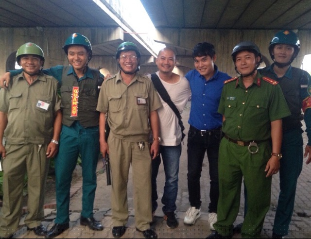 Ông Luỹ (thứ 3 từ trái qua) cùng công an và dân quân tuần tra phòng chống tội phạm. Ảnh NVCC