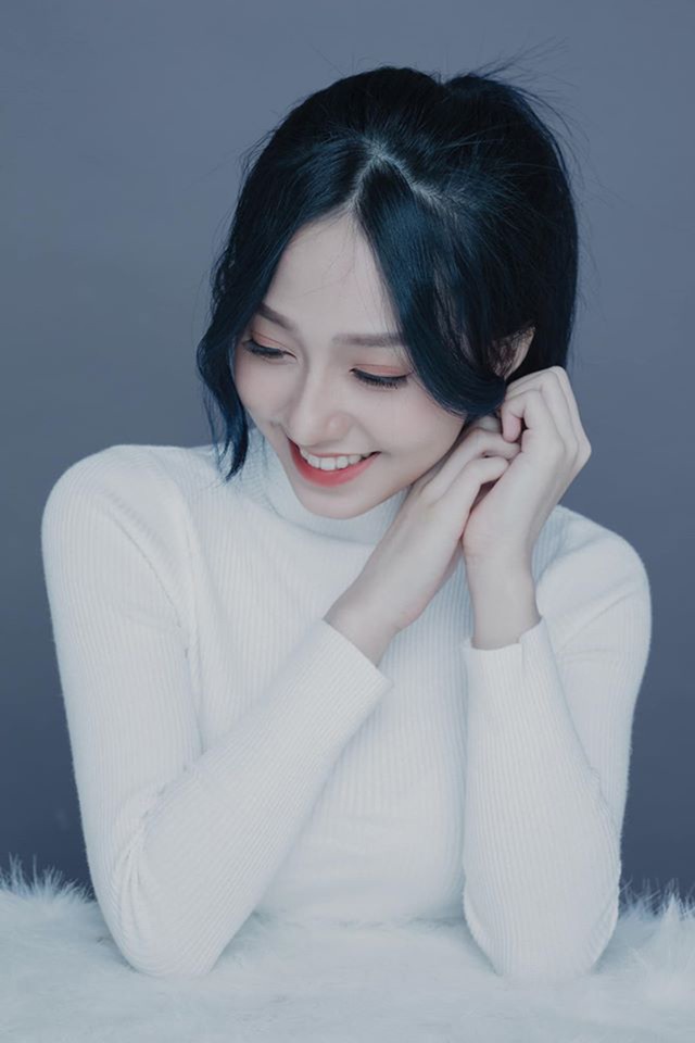10x có làn da trắng hồng, đôi mắt trong veo và đặc biệt là nụ cười duyên dáng.