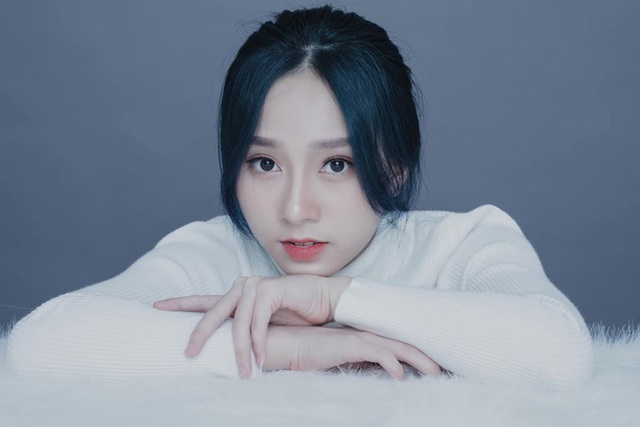 Trúc Phương vẫn đi học, mua sắm, may thêu quần áo, cắm hoa, nướng bánh hay làm người mẫu chụp ảnh.