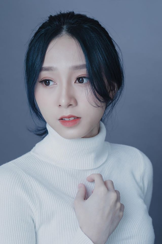 Nữ sinh thích chụp ảnh, và cô luôn cảm thấy vui khi nhìn ngắm lại những kỉ niệm của mình qua ảnh.