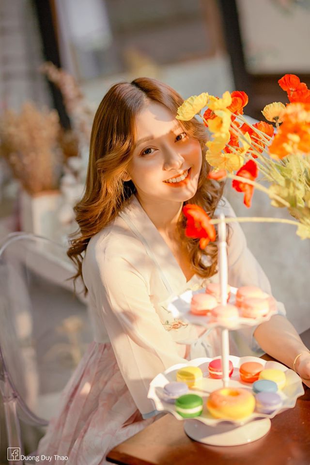 Cô không hề gặp khó khan trong việc chủ động tạo dáng, diễn xuất trước ống kính