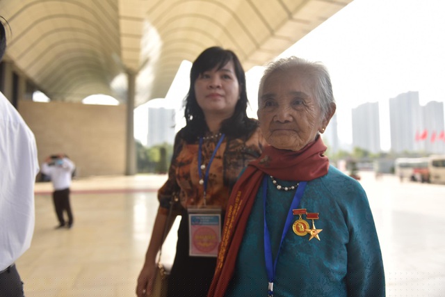 Những người mẹ Việt Nam anh hùng đến buổi gặp mặt - tôn vinh với nhiều cảm xúc. (Ảnh: Toàn Vũ)