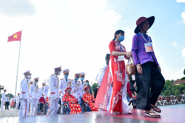 Đoàn đại biểu 300 mẹ Việt Nam anh hùng tiêu biểu viếng lăng Chủ tịch Hồ Chí Minh sáng 24/7 (ảnh: Hữu Nghị).