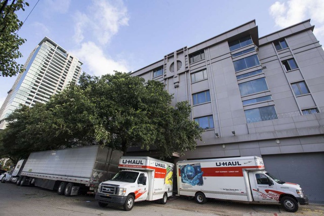 C&aacute;c xe tải lớn đậu b&ecirc;n ngo&agrave;i l&atilde;nh sự qu&aacute;n Trung Quốc ở Houston để chuyển đồ ra khỏi đ&acirc;y. (Ảnh: Houston Chronicle)