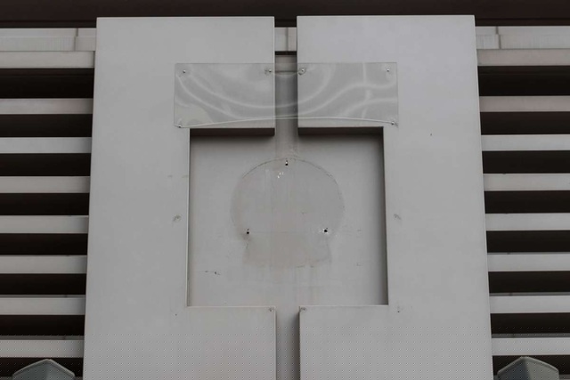 Logo v&agrave; quốc kỳ Trung Quốc được gỡ khỏi l&atilde;nh sự qu&aacute;n ở Houston. (Ảnh: Houston Chronicle)