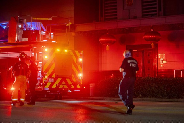 Vụ ch&aacute;y trong s&acirc;n l&atilde;nh sự qu&aacute;n Trung Quốc sau y&ecirc;u cầu đ&oacute;ng cửa. (Ảnh: Getty)