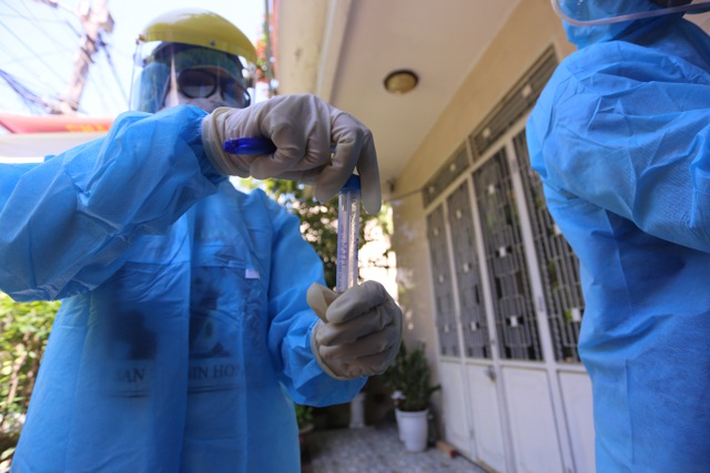 Ngành y tế Đà Nẵng lấy mẫu xét nghiệm người dân ở khu vực bệnh nhân 416 sinh sống.