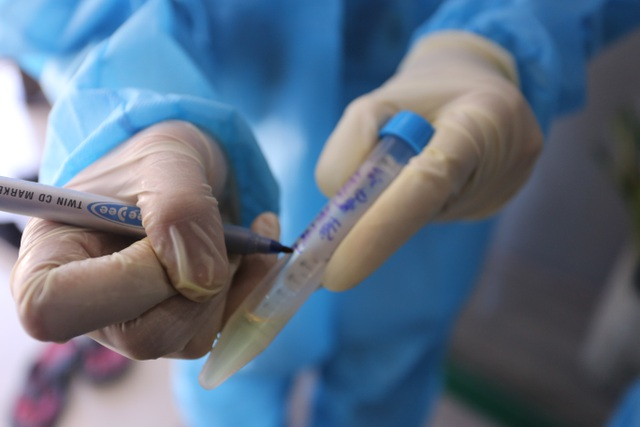 Trong ngày hôm nay, lực lượng y tế đã lấy được 50 mẫu và đang tiếp tục lấy.