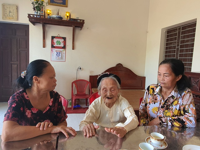 Bà mẹ Việt Nam anh Hùng Nguyễn Thị Hợp mẹ của 2 liệt sỹ kháng chiến chống Mỹ.