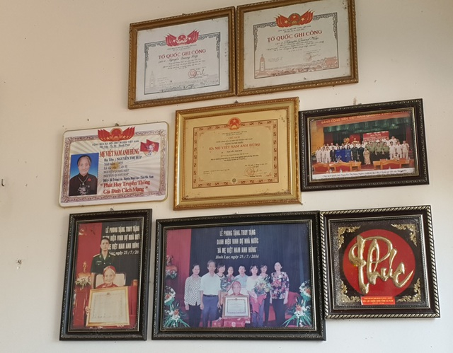 Nơi trang trọng trong nhà, mẹ giành để treo tấm Bằng Tổ quốc ghi công của các con.