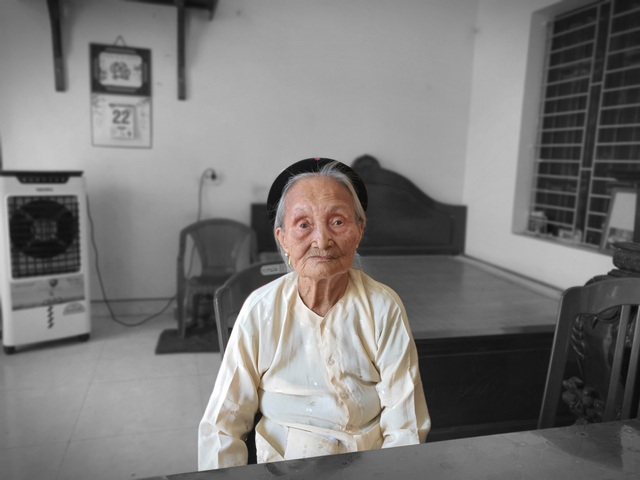 Ở cái tuổi xưa nay hiếm, niềm vương vấn nhất của mẹ Hợp là tìm được hài cốt của 2 liệt sỹ để đưa về quê hương.