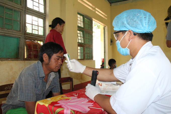 B&aacute;c sỹ đang đo nhiệt độ nhằm ph&aacute;t hiện bệnh bạch hầu tr&ecirc;n cơ thể người tại Gia Lai.