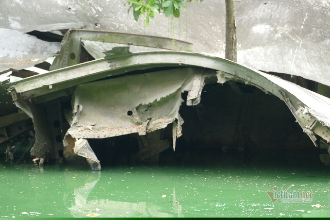 Chuyện chưa kể về chiếc máy bay nằm giữa lòng hồ ở Hà Nội suốt 48 năm