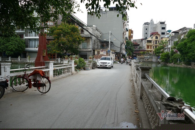 Chuyện chưa kể về chiếc máy bay nằm giữa lòng hồ ở Hà Nội suốt 48 năm