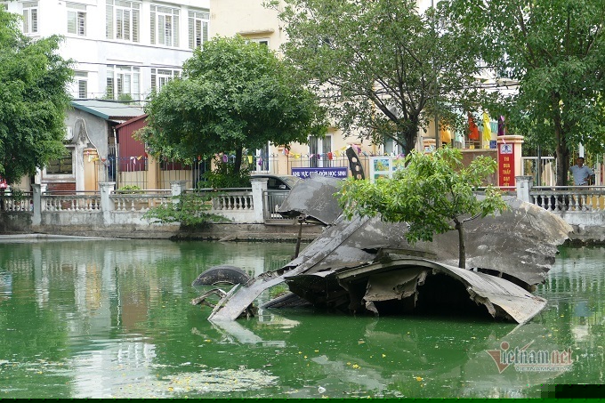 Chuyện chưa kể về chiếc máy bay nằm giữa lòng hồ ở Hà Nội suốt 48 năm