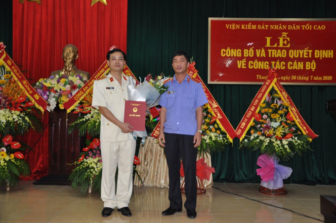 Đ/c Nguyễn Duy Giảng, Ủy viên Ban cán sự Đảng, Phó Viện trưởng VKSND tối cao trao quyết định bổ nhiệm chức vụ Viện trưởng VKSND tỉnh Thanh Hóa cho Đ/c Lê Văn Đông